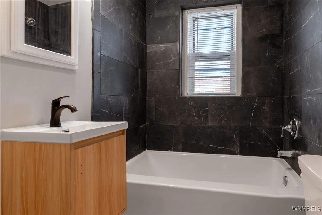 1225 Hertel Avenue 3, Buffalo, New York 14216, Buffalo, New York 14216, 1 Bedroom Bedrooms, 4 Rooms Rooms,1 BathroomBathrooms,Residential Lease,For Rent,1225 Hertel Avenue 3, Buffalo, New York 14216,0,B1632636