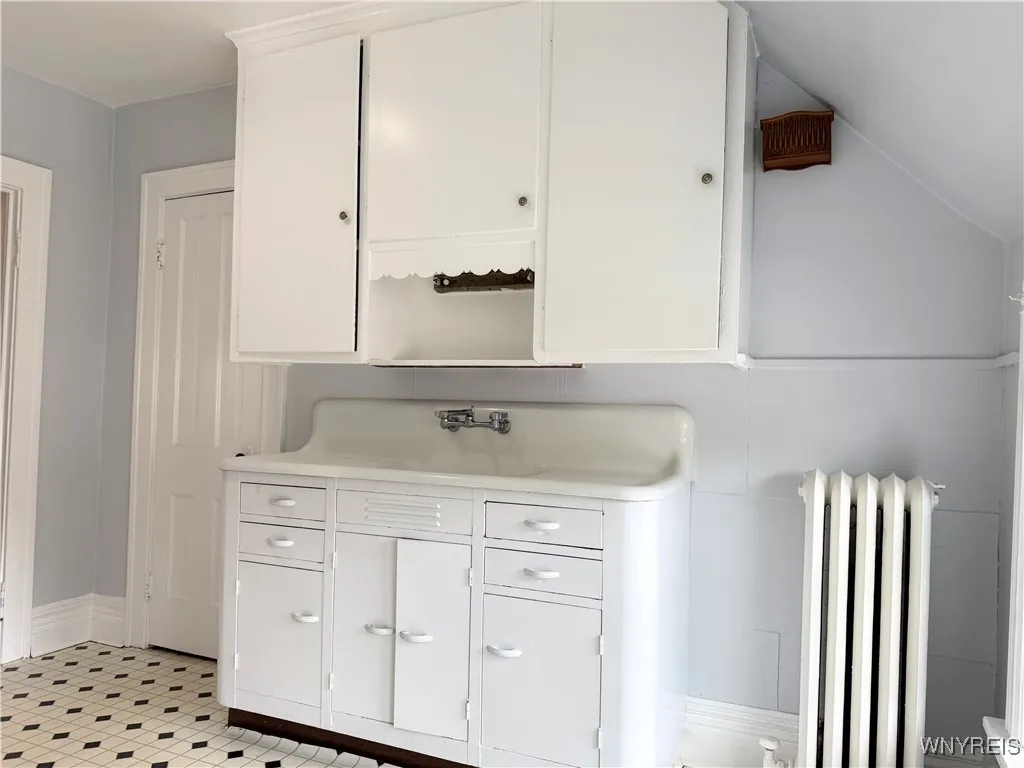 328 Summer Street 5, Buffalo, New York 14222, Buffalo, New York 14222, 2 Bedrooms Bedrooms, 5 Rooms Rooms,1 BathroomBathrooms,Residential Lease,For Rent,328 Summer Street 5, Buffalo, New York 14222,B1632675