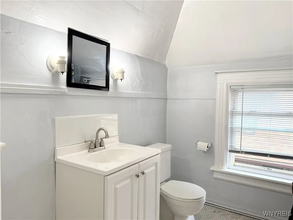 328 Summer Street 5, Buffalo, New York 14222, Buffalo, New York 14222, 2 Bedrooms Bedrooms, 5 Rooms Rooms,1 BathroomBathrooms,Residential Lease,For Rent,328 Summer Street 5, Buffalo, New York 14222,B1632675