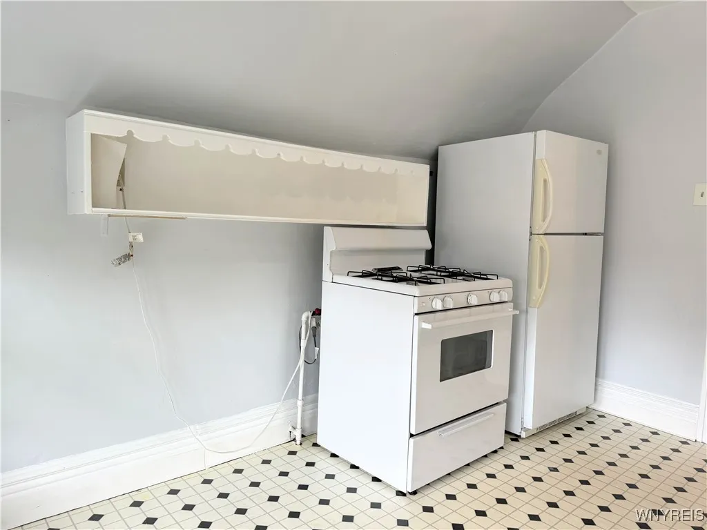 328 Summer Street 5, Buffalo, New York 14222, Buffalo, New York 14222, 2 Bedrooms Bedrooms, 5 Rooms Rooms,1 BathroomBathrooms,Residential Lease,For Rent,328 Summer Street 5, Buffalo, New York 14222,B1632675
