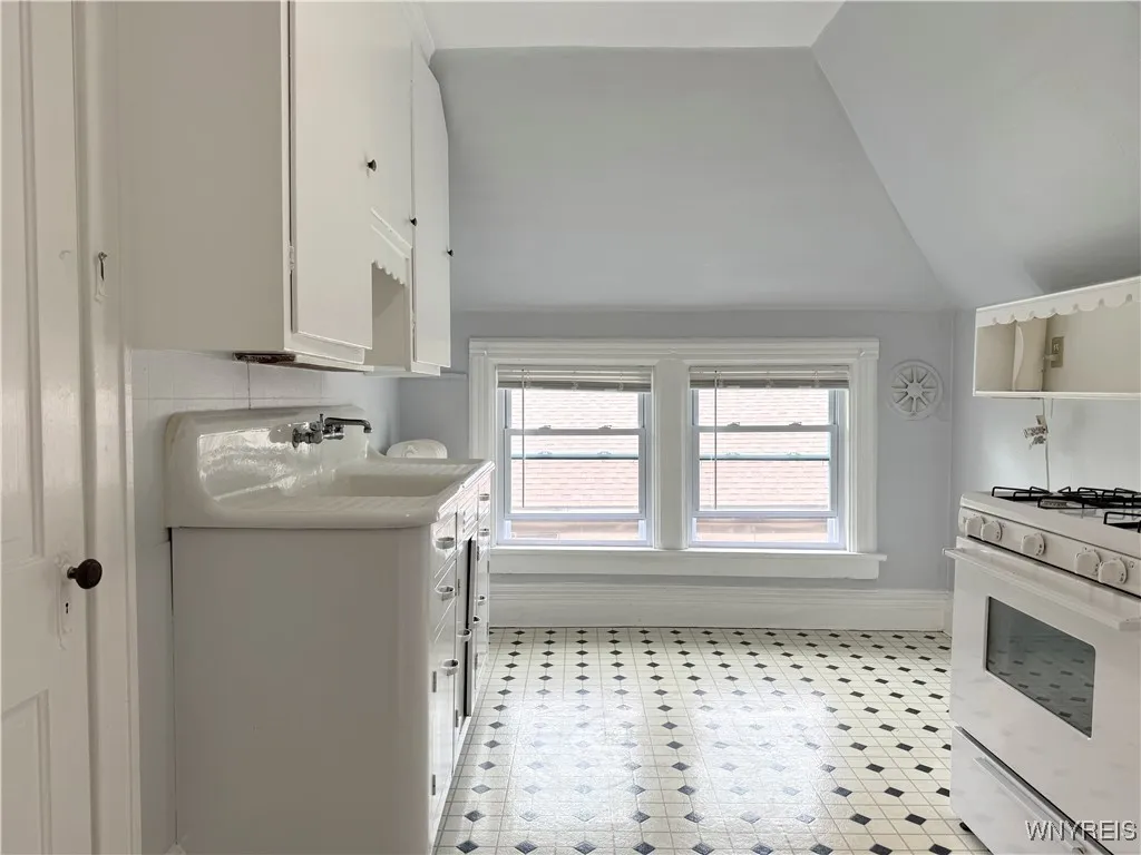 328 Summer Street 5, Buffalo, New York 14222, Buffalo, New York 14222, 2 Bedrooms Bedrooms, 5 Rooms Rooms,1 BathroomBathrooms,Residential Lease,For Rent,328 Summer Street 5, Buffalo, New York 14222,B1632675