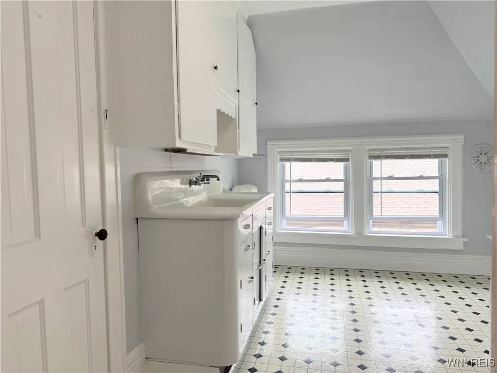 328 Summer Street 5, Buffalo, New York 14222, Buffalo, New York 14222, 2 Bedrooms Bedrooms, 5 Rooms Rooms,1 BathroomBathrooms,Residential Lease,For Rent,328 Summer Street 5, Buffalo, New York 14222,B1632675