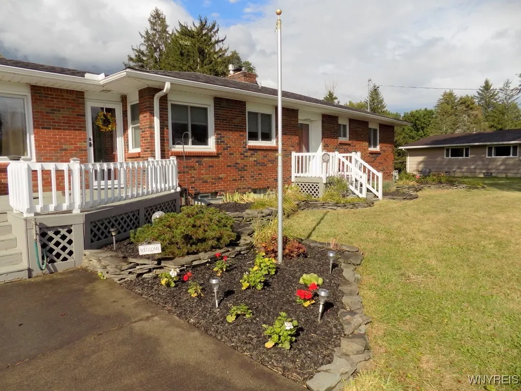 8910 Tonawanda Crk Road, Clarence, New York 14032, Clarence, New York 14032, 3 Bedrooms Bedrooms, 7 Rooms Rooms,2 BathroomsBathrooms,Residential,For Sale,8910 Tonawanda Crk Road, Clarence, New York 14032,0,B1627590