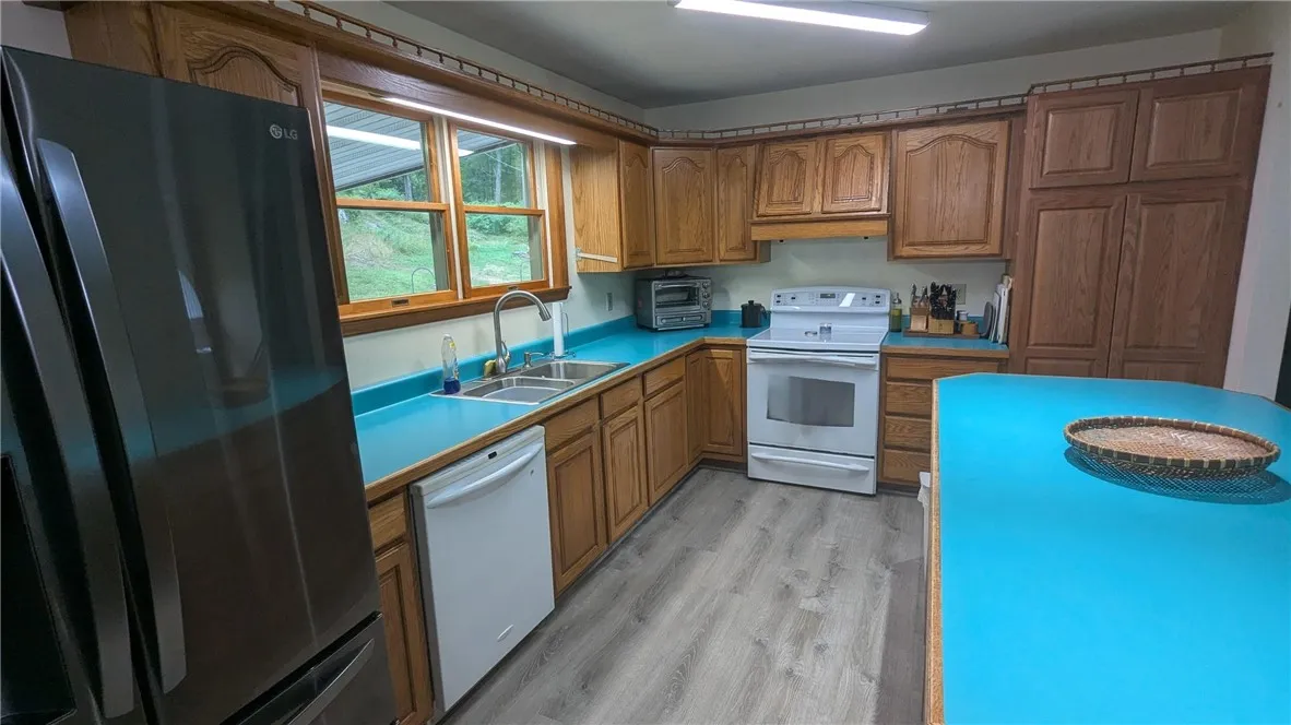 Lots of counters, cabinets for the gourmet chef in the family