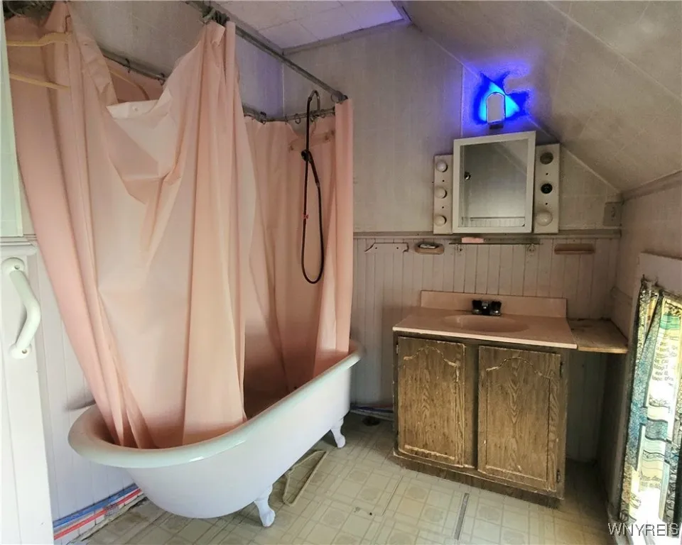 Bathroom - 325 Box Ave (upper), Buffalo, NY 14211