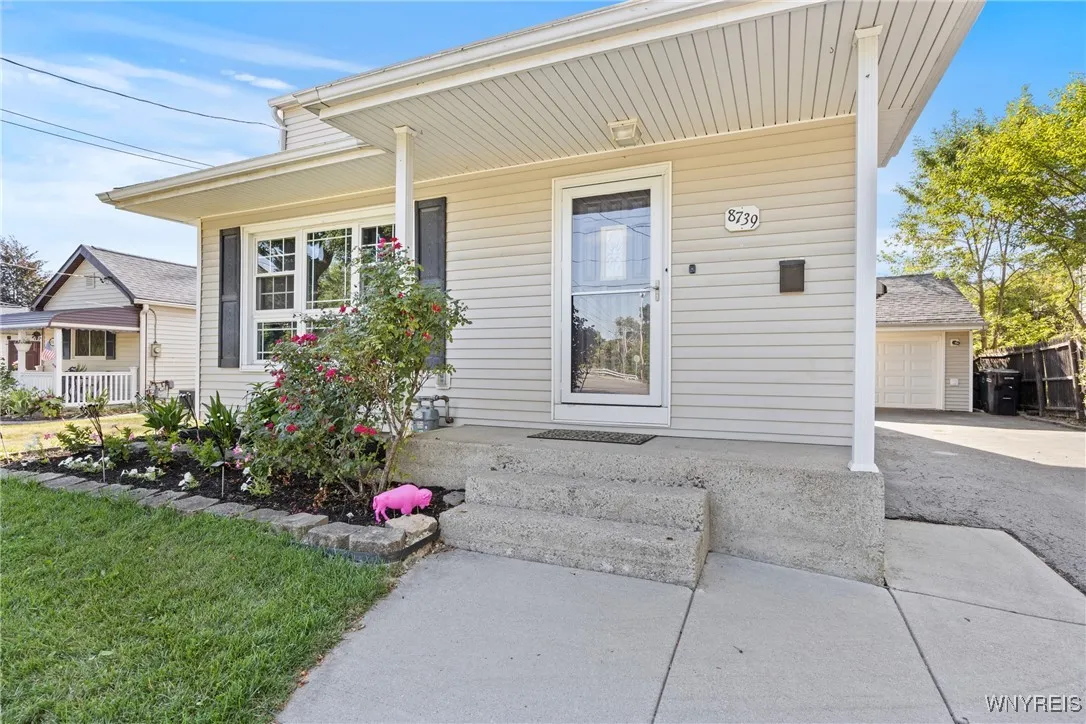 8739 Tuscarora Road, Niagara Falls, New York 14304, Niagara Falls, New York 14304, 3 Bedrooms Bedrooms, 9 Rooms Rooms,1 BathroomBathrooms,Residential,For Sale,8739 Tuscarora Road, Niagara Falls, New York 14304,B1632059
