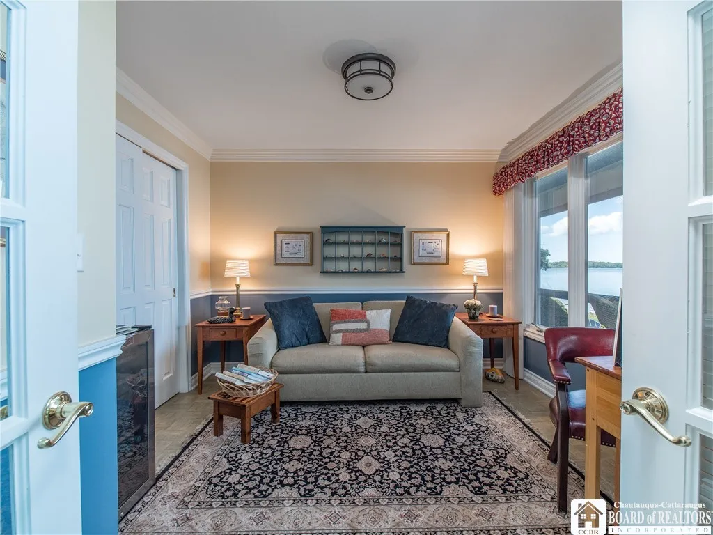 Den or 5th bedroom