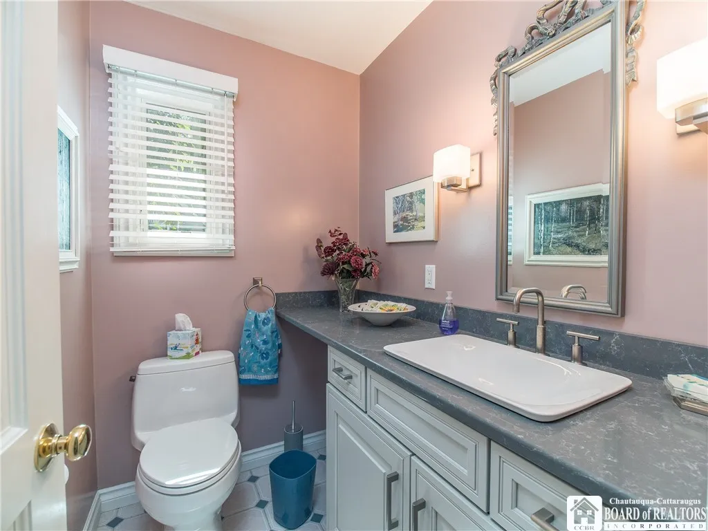 1/2 bath 1st Floor
