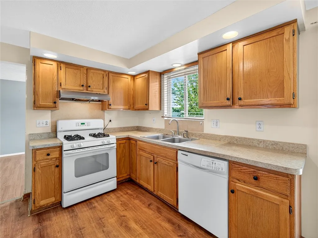 19 Atwood Dr Drive, Gates, New York 14606, Gates, New York 14606, 3 Bedrooms Bedrooms, 8 Rooms Rooms,2 BathroomsBathrooms,Residential,For Sale,19 Atwood Dr Drive, Gates, New York 14606,R1632664
