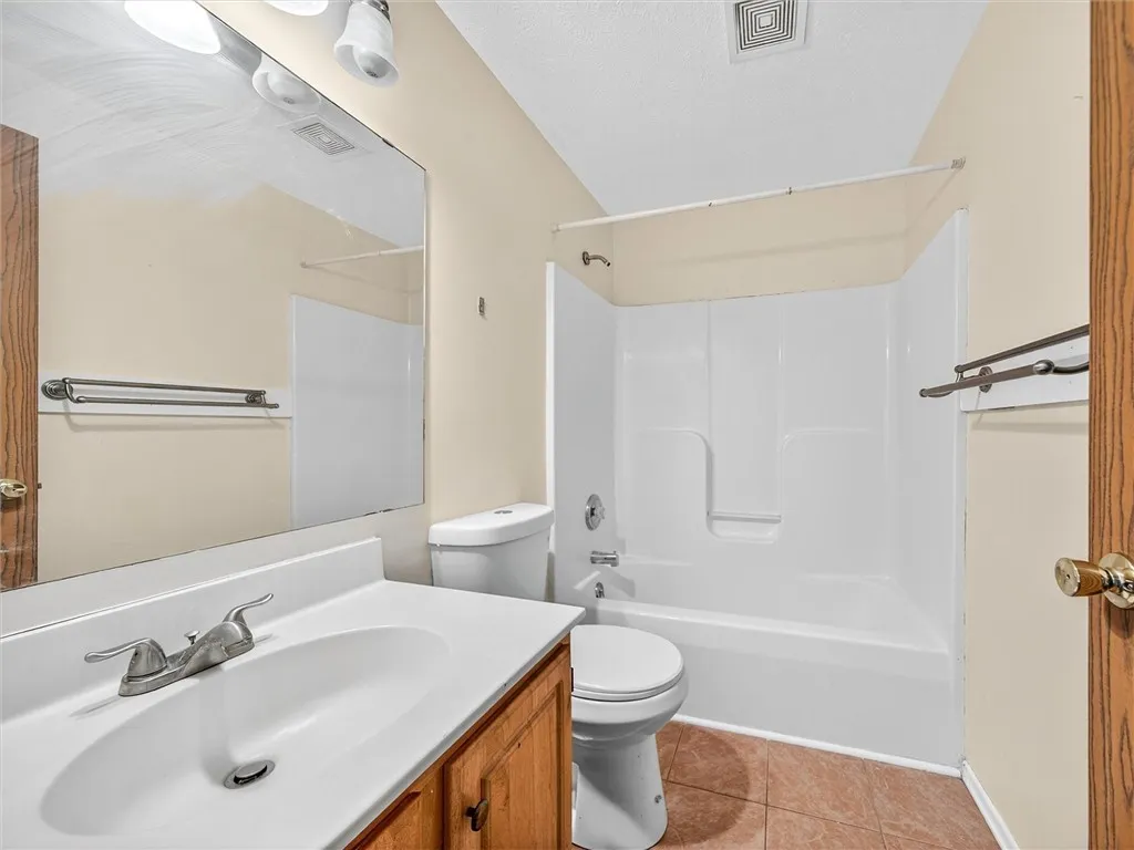 19 Atwood Dr Drive, Gates, New York 14606, Gates, New York 14606, 3 Bedrooms Bedrooms, 8 Rooms Rooms,2 BathroomsBathrooms,Residential,For Sale,19 Atwood Dr Drive, Gates, New York 14606,R1632664