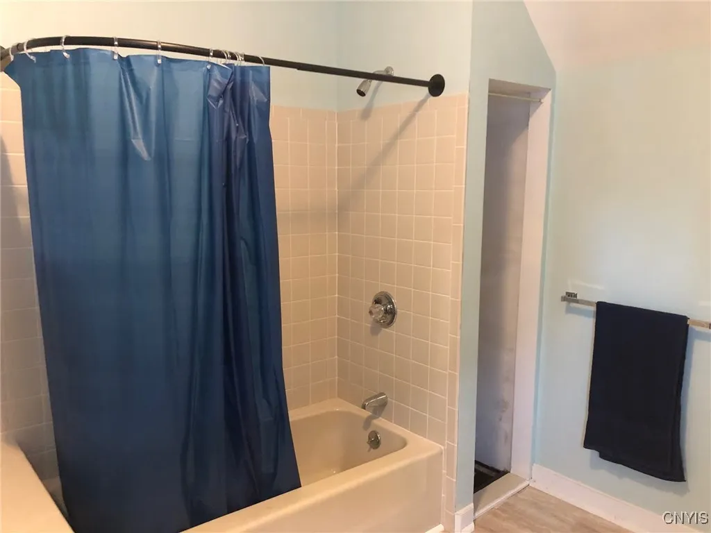 2n Floor Bath tub and shpwer
