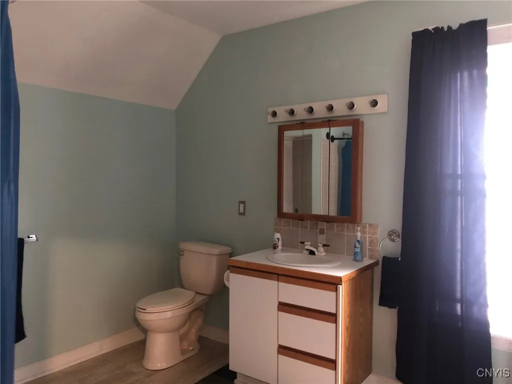 2nd Floor ful Bath