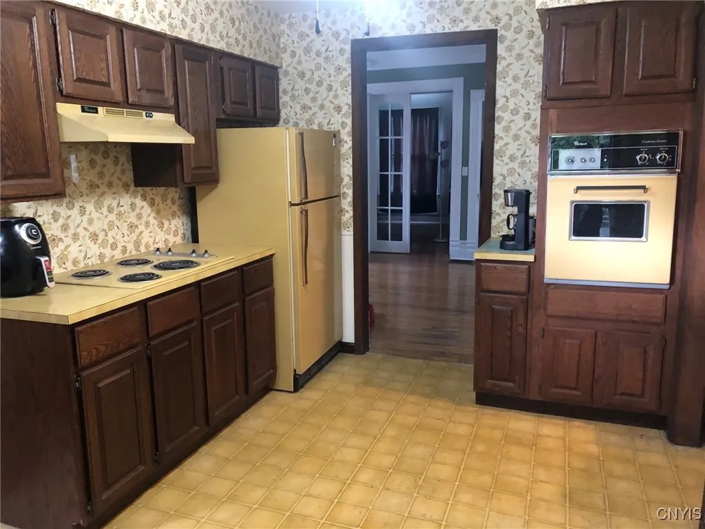 Kitchen entrance to LR