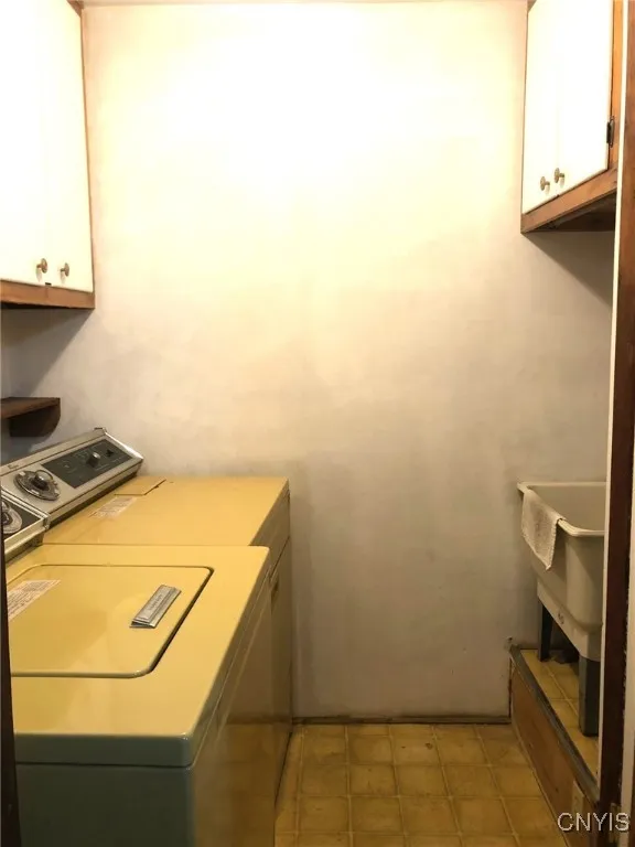 1srt Floor Laundry Room off Kitchen
