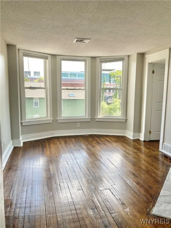 294 S. Elmwood Avenue 5, Buffalo, New York 14201, Buffalo, New York 14201, 1 Bedroom Bedrooms, 3 Rooms Rooms,1 BathroomBathrooms,Residential Lease,For Rent,294 S. Elmwood Avenue 5, Buffalo, New York 14201,B1631824