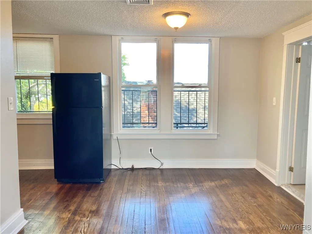 294 S. Elmwood Avenue 5, Buffalo, New York 14201, Buffalo, New York 14201, 1 Bedroom Bedrooms, 3 Rooms Rooms,1 BathroomBathrooms,Residential Lease,For Rent,294 S. Elmwood Avenue 5, Buffalo, New York 14201,B1631824