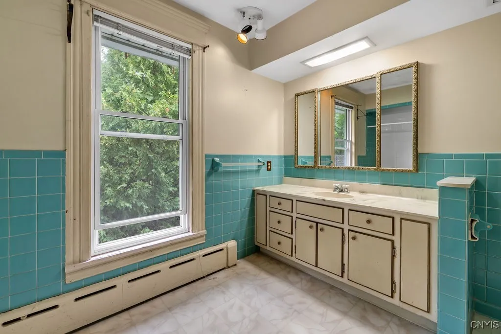 2nd large vanity sink in 2nd floor main bath.