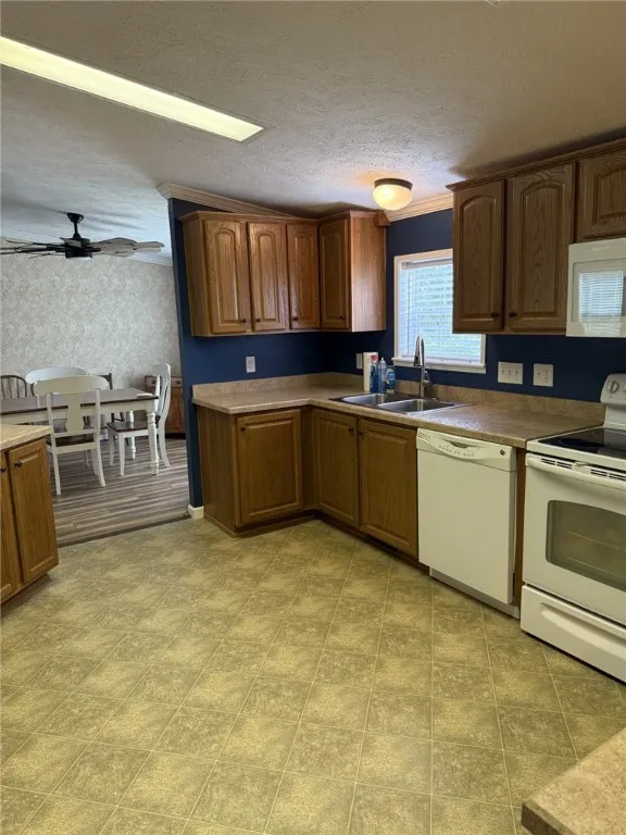 Kitchen, Dining at the end of Kitchen