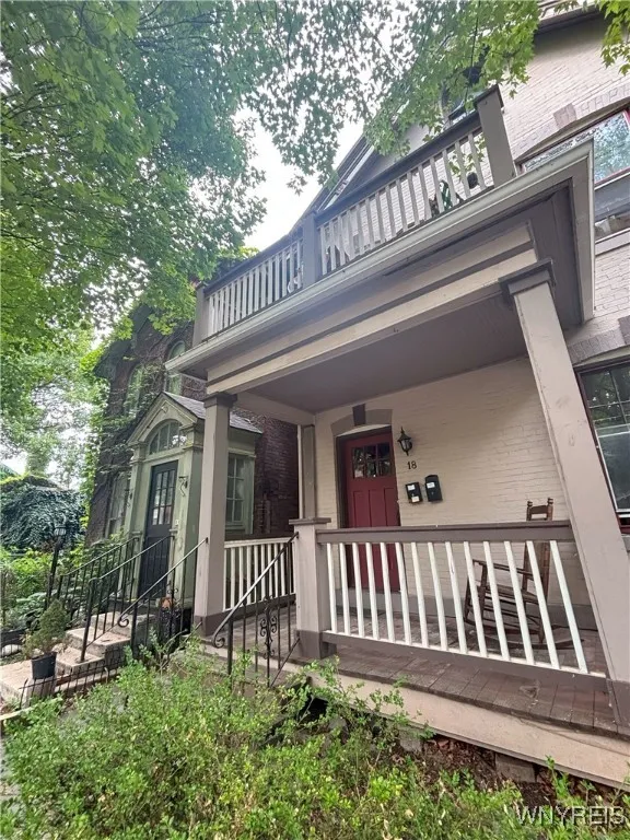 18 Irving Place, Buffalo, New York 14201, Buffalo, New York 14201, 2 Bedrooms Bedrooms, 7 Rooms Rooms,1 BathroomBathrooms,Residential Lease,For Rent,18 Irving Place, Buffalo, New York 14201,B1632945