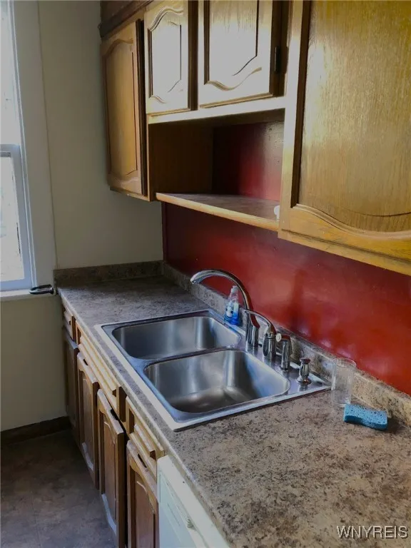 Kitchen w/ dishwasher