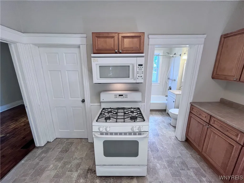 289 Hoyt Street, Buffalo, New York 14213, Buffalo, New York 14213, 6 Bedrooms Bedrooms, ,2 BathroomsBathrooms,Residential,For Sale,289 Hoyt Street, Buffalo, New York 14213,B1632923