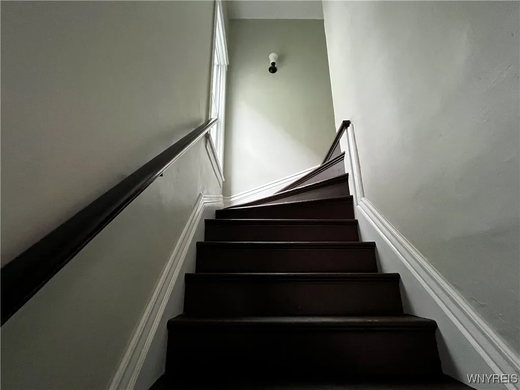 289 Hoyt Street, Buffalo, New York 14213, Buffalo, New York 14213, 6 Bedrooms Bedrooms, ,2 BathroomsBathrooms,Residential,For Sale,289 Hoyt Street, Buffalo, New York 14213,B1632923