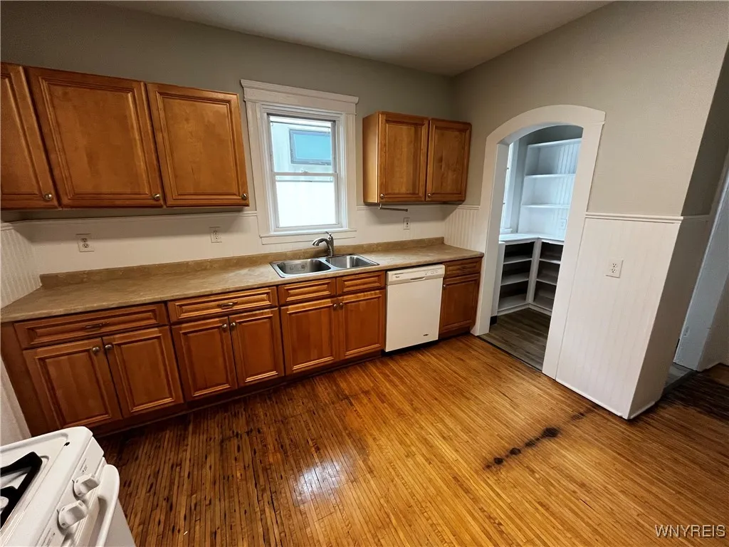 289 Hoyt Street, Buffalo, New York 14213, Buffalo, New York 14213, 6 Bedrooms Bedrooms, ,2 BathroomsBathrooms,Residential,For Sale,289 Hoyt Street, Buffalo, New York 14213,B1632923