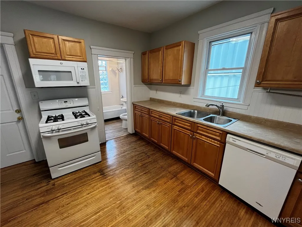 289 Hoyt Street, Buffalo, New York 14213, Buffalo, New York 14213, 6 Bedrooms Bedrooms, ,2 BathroomsBathrooms,Residential,For Sale,289 Hoyt Street, Buffalo, New York 14213,B1632923