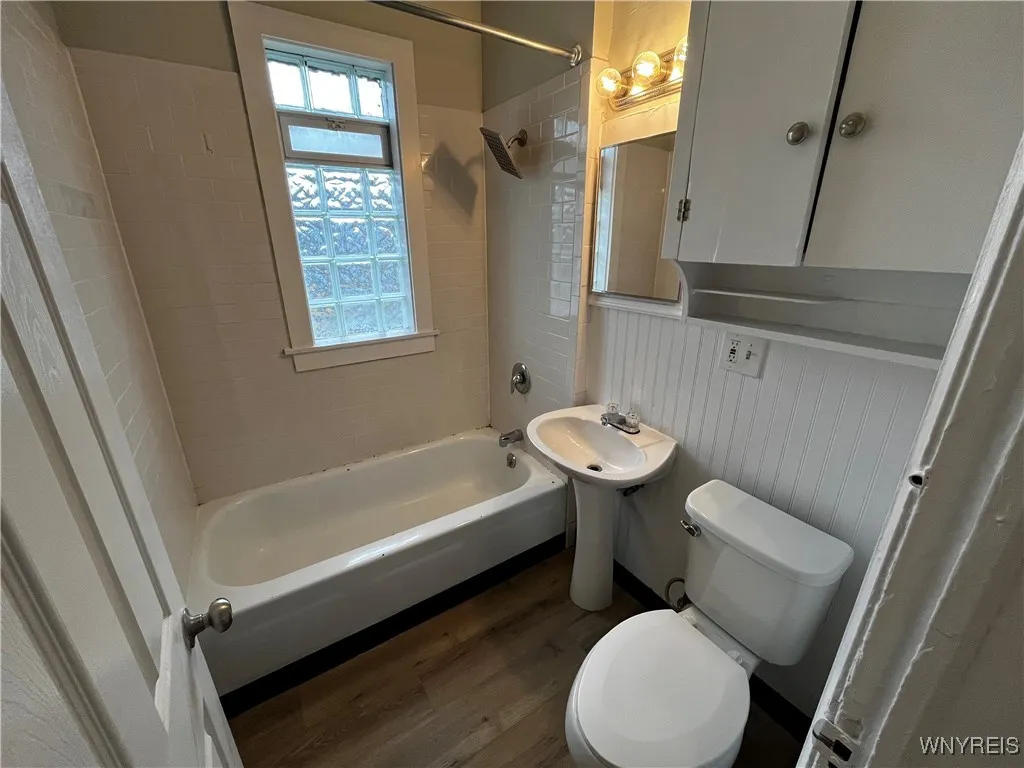 289 Hoyt Street, Buffalo, New York 14213, Buffalo, New York 14213, 6 Bedrooms Bedrooms, ,2 BathroomsBathrooms,Residential,For Sale,289 Hoyt Street, Buffalo, New York 14213,B1632923