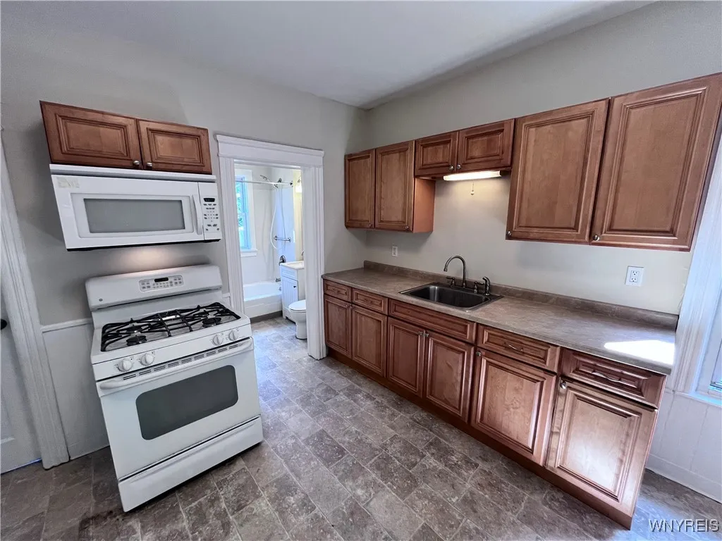 289 Hoyt Street, Buffalo, New York 14213, Buffalo, New York 14213, 6 Bedrooms Bedrooms, ,2 BathroomsBathrooms,Residential,For Sale,289 Hoyt Street, Buffalo, New York 14213,B1632923