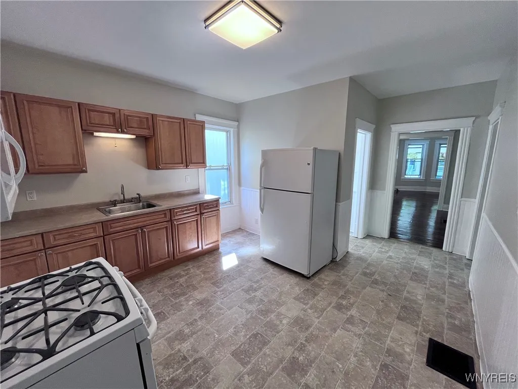 289 Hoyt Street, Buffalo, New York 14213, Buffalo, New York 14213, 6 Bedrooms Bedrooms, ,2 BathroomsBathrooms,Residential,For Sale,289 Hoyt Street, Buffalo, New York 14213,B1632923