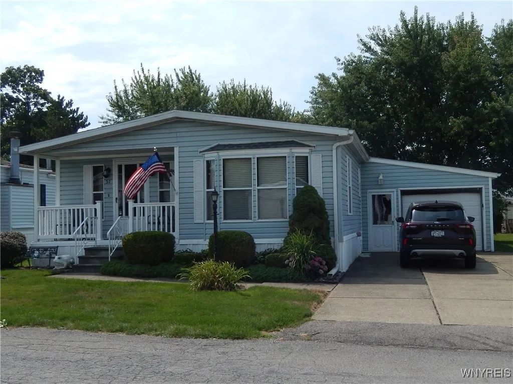 37 Brookridge Drive, Hamburg, New York 14075, Hamburg, New York 14075, 3 Bedrooms Bedrooms, 6 Rooms Rooms,2 BathroomsBathrooms,Residential,For Sale,37 Brookridge Drive, Hamburg, New York 14075,B1632977