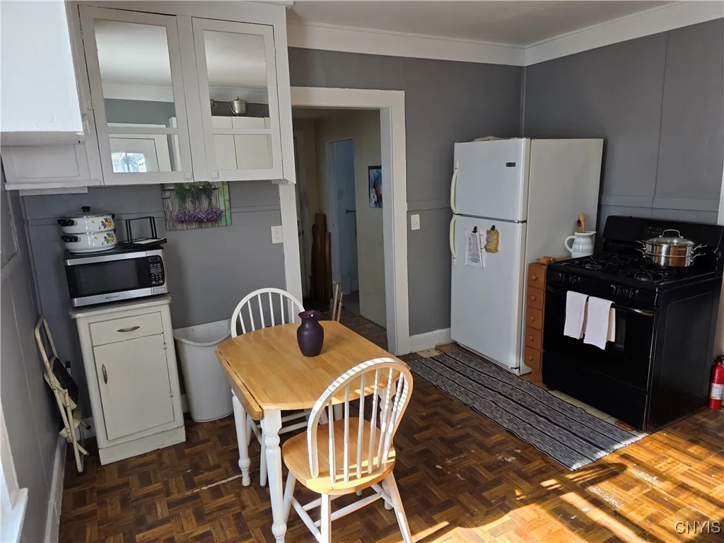 Eat in kitchen