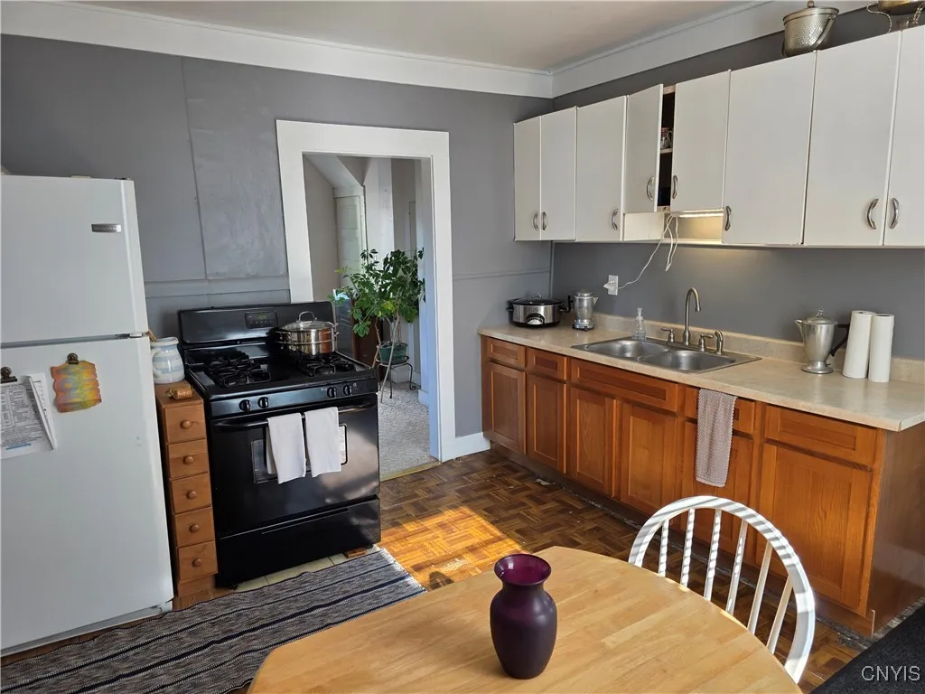 Eat in kitchen