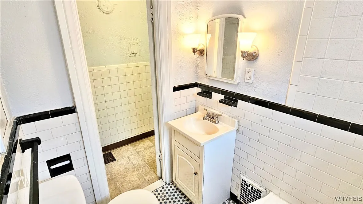 657 Englewood Avenue 8, Tonawanda, New York 14223, Tonawanda, New York 14223, 2 Bedrooms Bedrooms, 5 Rooms Rooms,1 BathroomBathrooms,Residential Lease,For Rent,657 Englewood Avenue 8, Tonawanda, New York 14223,B1632676