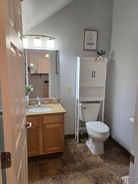 Full bath w/ granite counters.