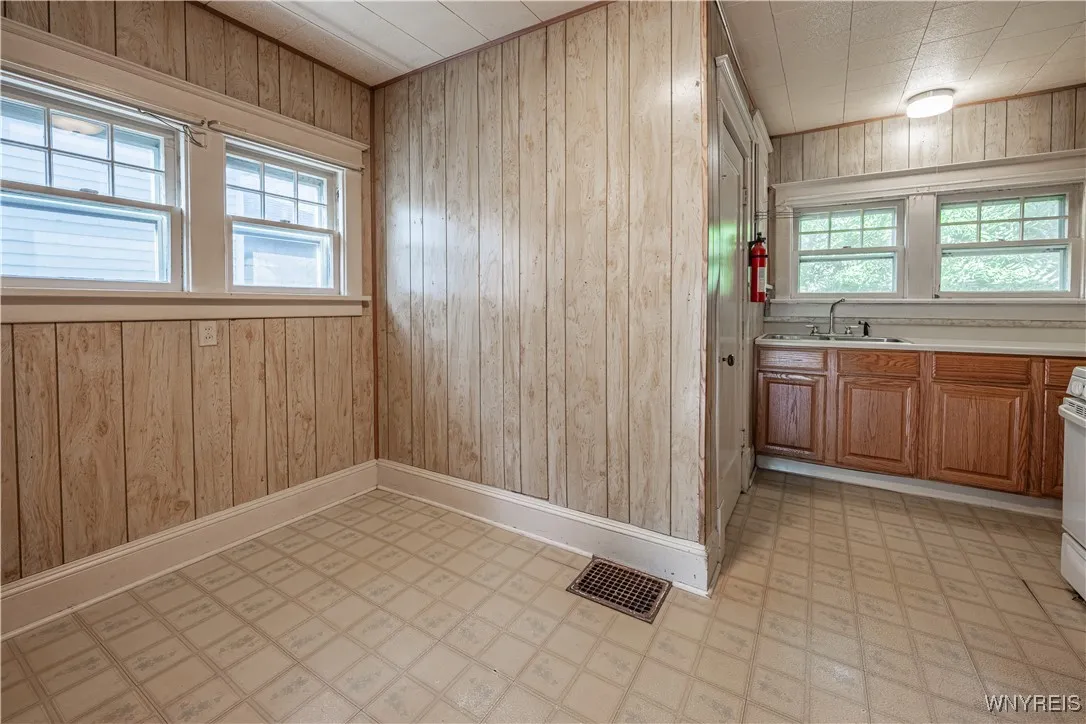 21 Hyde Park, Lockport City, New York 14094, Lockport City, New York 14094, 2 Bedrooms Bedrooms, 5 Rooms Rooms,1 BathroomBathrooms,Residential,For Sale,21 Hyde Park, Lockport City, New York 14094,B1632871