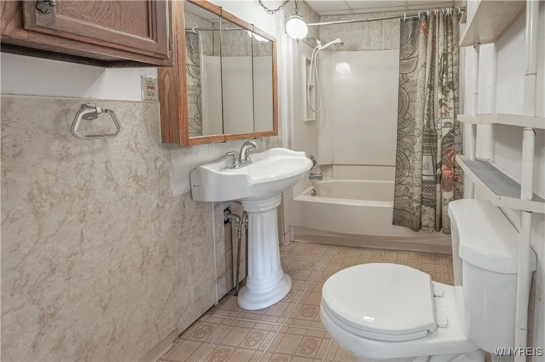 21 Hyde Park, Lockport City, New York 14094, Lockport City, New York 14094, 2 Bedrooms Bedrooms, 5 Rooms Rooms,1 BathroomBathrooms,Residential,For Sale,21 Hyde Park, Lockport City, New York 14094,B1632871