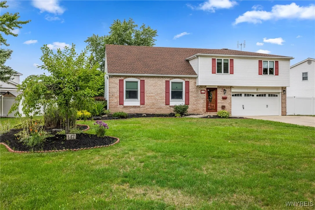 147 Ranch Trail West West, Amherst, New York 14221, Amherst, New York 14221, 5 Bedrooms Bedrooms, 10 Rooms Rooms,2 BathroomsBathrooms,Residential,For Sale,147 Ranch Trail West West, Amherst, New York 14221,0,B1632974