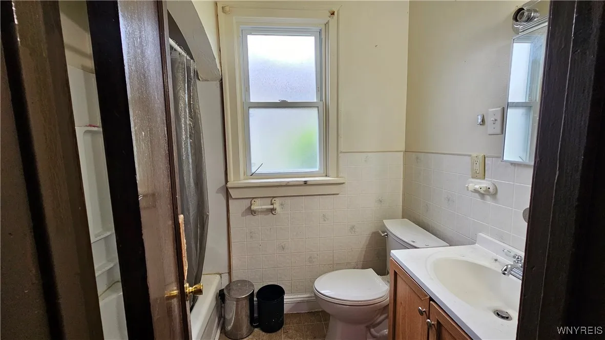 204 Herman Street, Buffalo, New York 14211, Buffalo, New York 14211, 2 Bedrooms Bedrooms, 5 Rooms Rooms,1 BathroomBathrooms,Residential,For Sale,204 Herman Street, Buffalo, New York 14211,B1627001