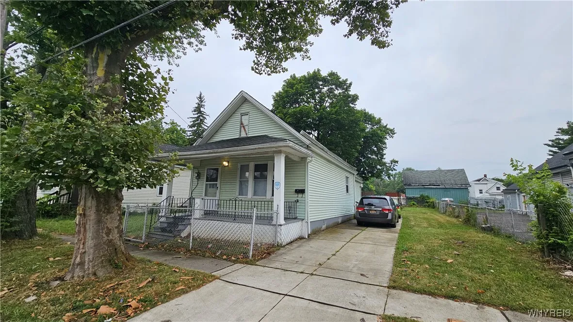 204 Herman Street, Buffalo, New York 14211, Buffalo, New York 14211, 2 Bedrooms Bedrooms, 5 Rooms Rooms,1 BathroomBathrooms,Residential,For Sale,204 Herman Street, Buffalo, New York 14211,B1627001