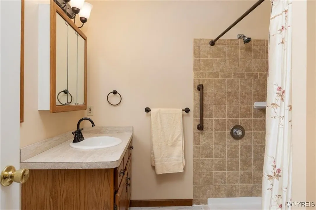7458 Lincoln Avenue Extension, Lockport Town, New, Lockport Town, New York 14094, 3 Bedrooms Bedrooms, 6 Rooms Rooms,2 BathroomsBathrooms,Residential,For Sale,7458 Lincoln Avenue Extension, Lockport Town, New ,B1633110