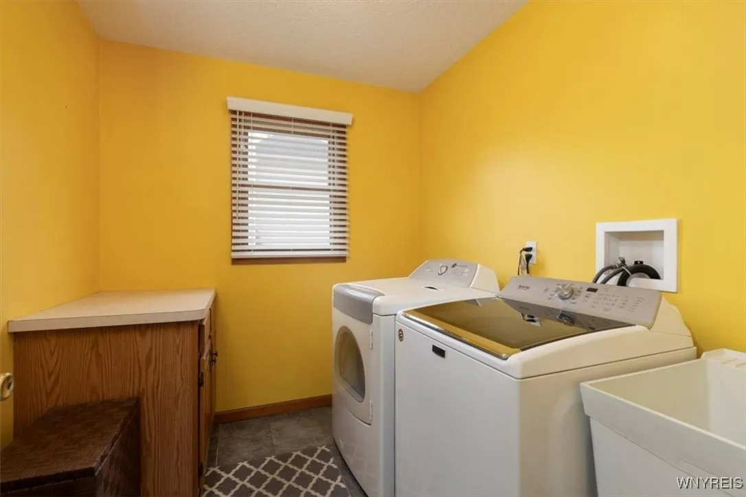7458 Lincoln Avenue Extension, Lockport Town, New, Lockport Town, New York 14094, 3 Bedrooms Bedrooms, 6 Rooms Rooms,2 BathroomsBathrooms,Residential,For Sale,7458 Lincoln Avenue Extension, Lockport Town, New ,B1633110