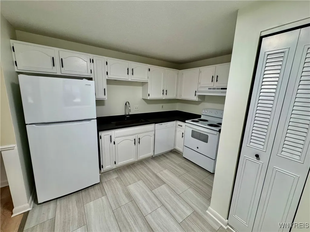 6321 West Quaker Street 7, Orchard Park, New York, Orchard Park, New York 14127, 1 Bedroom Bedrooms, 5 Rooms Rooms,1 BathroomBathrooms,Residential Lease,For Rent,6321 West Quaker Street 7, Orchard Park, New York ,B1632238
