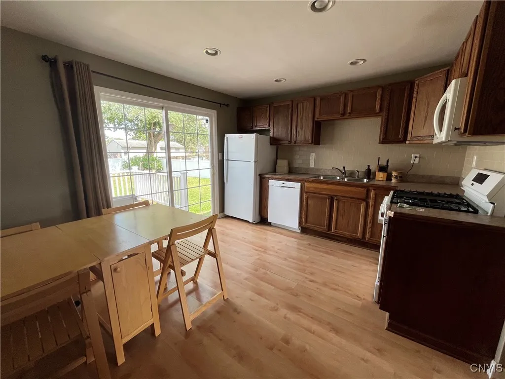 304 Pleasantview Drive, Salina, New York 13088, Salina, New York 13088, 3 Bedrooms Bedrooms, 6 Rooms Rooms,1 BathroomBathrooms,Residential Lease,For Rent,304 Pleasantview Drive, Salina, New York 13088,S1633005