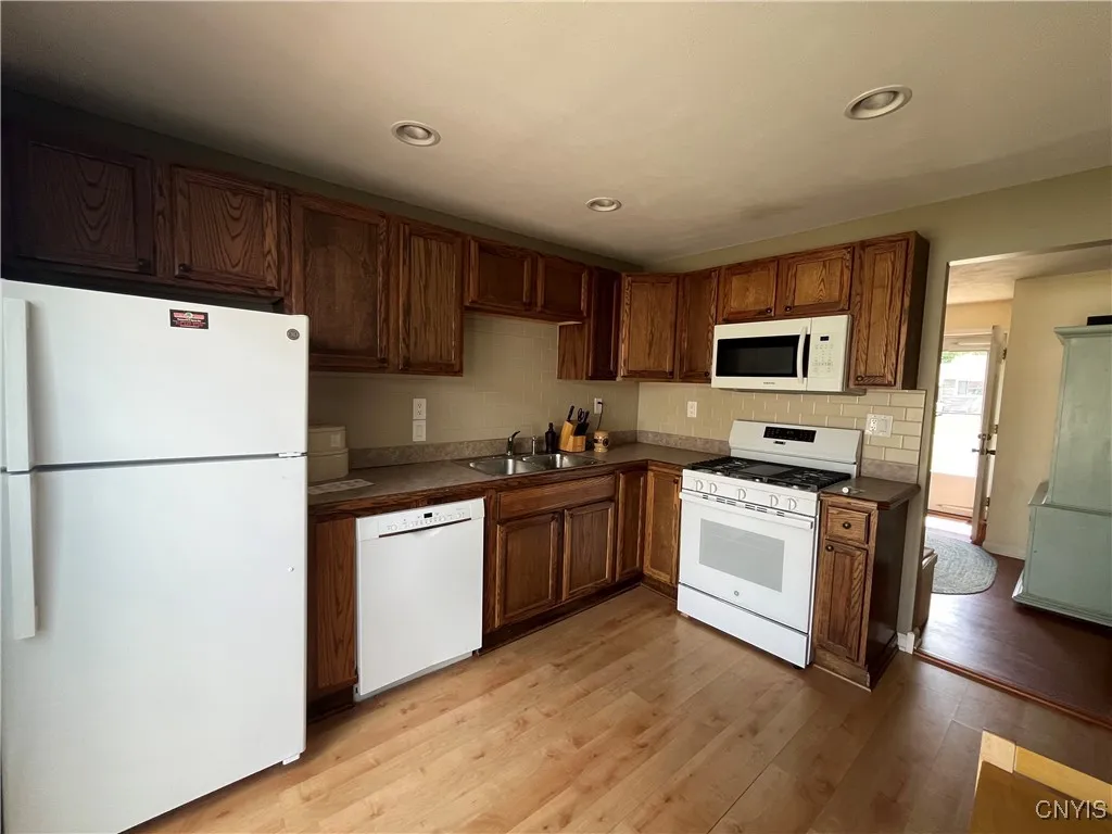 304 Pleasantview Drive, Salina, New York 13088, Salina, New York 13088, 3 Bedrooms Bedrooms, 6 Rooms Rooms,1 BathroomBathrooms,Residential Lease,For Rent,304 Pleasantview Drive, Salina, New York 13088,S1633005