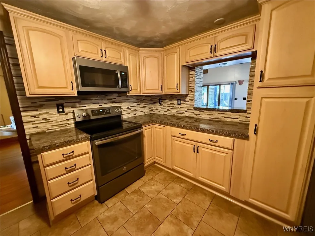 2722 Willow Avenue, Niagara Falls, New York 14305, Niagara Falls, New York 14305, 3 Bedrooms Bedrooms, 7 Rooms Rooms,1 BathroomBathrooms,Residential,For Sale,2722 Willow Avenue, Niagara Falls, New York 14305,B1624553