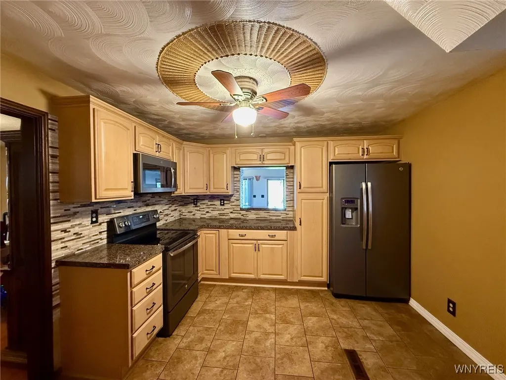 2722 Willow Avenue, Niagara Falls, New York 14305, Niagara Falls, New York 14305, 3 Bedrooms Bedrooms, 7 Rooms Rooms,1 BathroomBathrooms,Residential,For Sale,2722 Willow Avenue, Niagara Falls, New York 14305,B1624553
