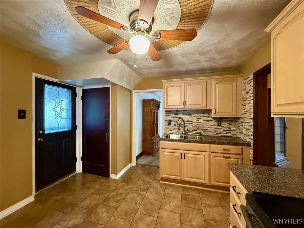 2722 Willow Avenue, Niagara Falls, New York 14305, Niagara Falls, New York 14305, 3 Bedrooms Bedrooms, 7 Rooms Rooms,1 BathroomBathrooms,Residential,For Sale,2722 Willow Avenue, Niagara Falls, New York 14305,B1624553