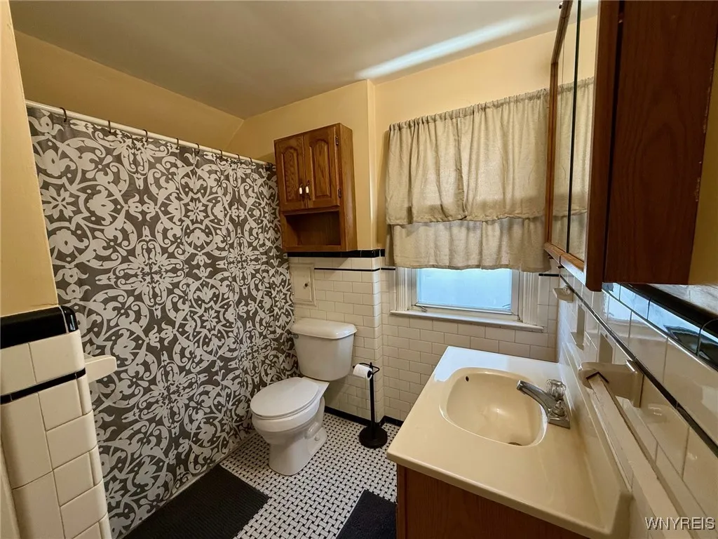 Second floor full bath